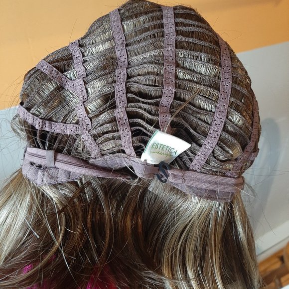 WIG - Picture 3 of 9